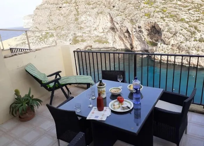 Seafront Penthouse With Terrace In Xlendi, Gozo アパート クレンディ